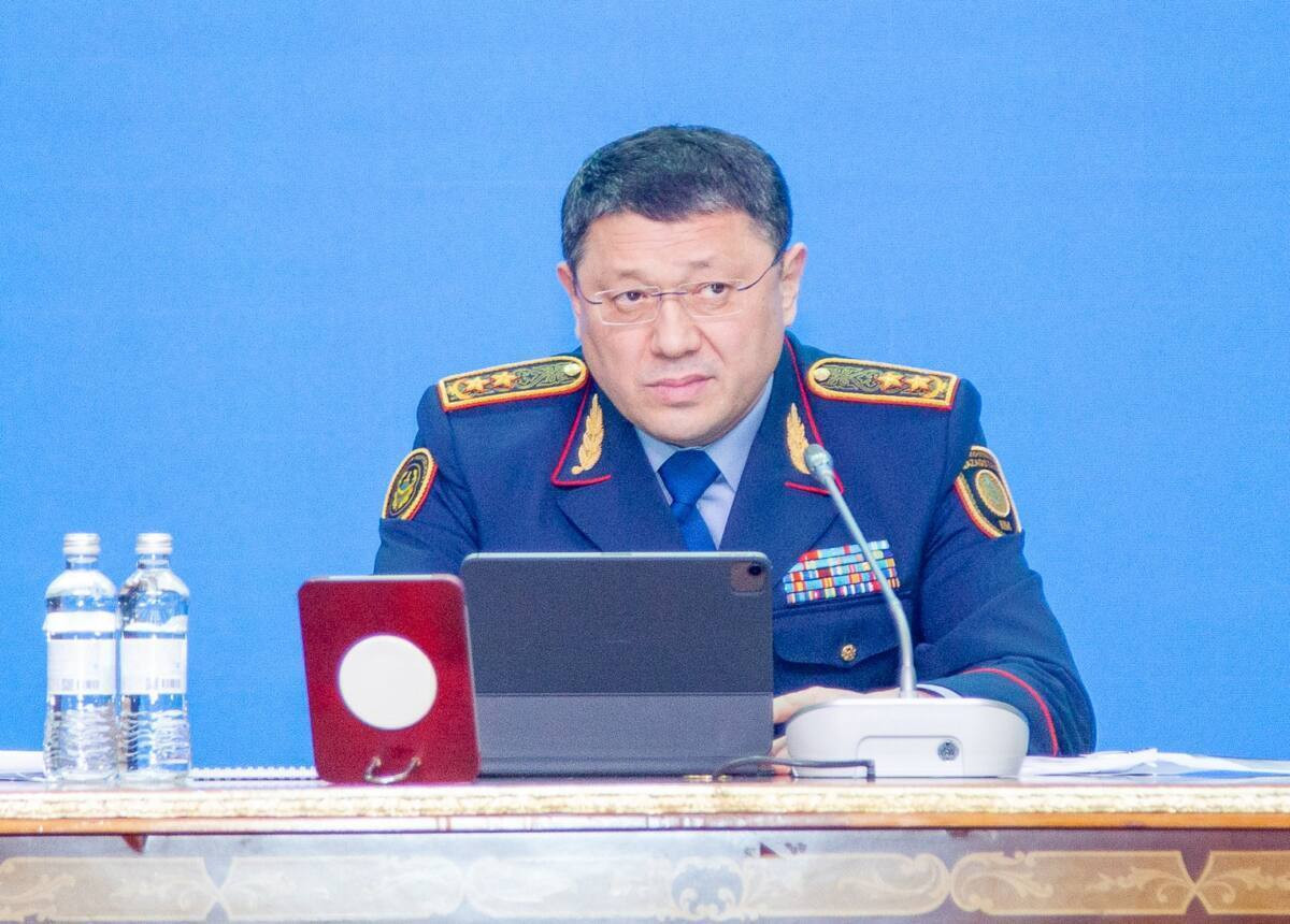 Ішкі істер министрлігінің киімін киген жалаңаш қыздар