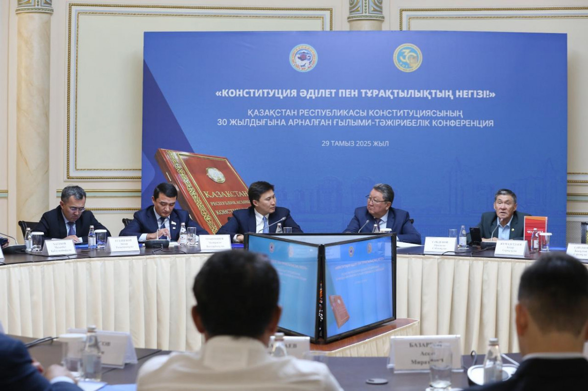 Тұтқындағы қыз порно видео