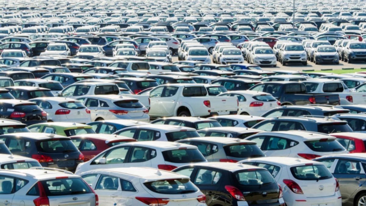 Көліктерді 1 наурызға дейін не тіркеу керек, не елден шығару керек – Тоқаев