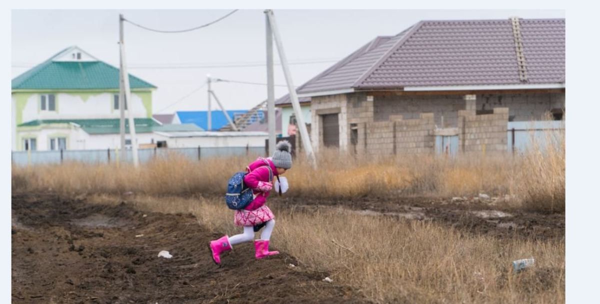 Теледидар көрсетпейтін ауылдар радио, пошта арқылы, ал 80 оқушысы бар мектептер сабақты мектепке барып оқи береді