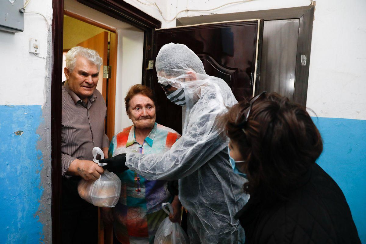 Қазақстан спортшылары Нұр-Сұлтан қаласының жалғызбасты қарттарына ыстық тамақ  жеткізуді  қолға алды