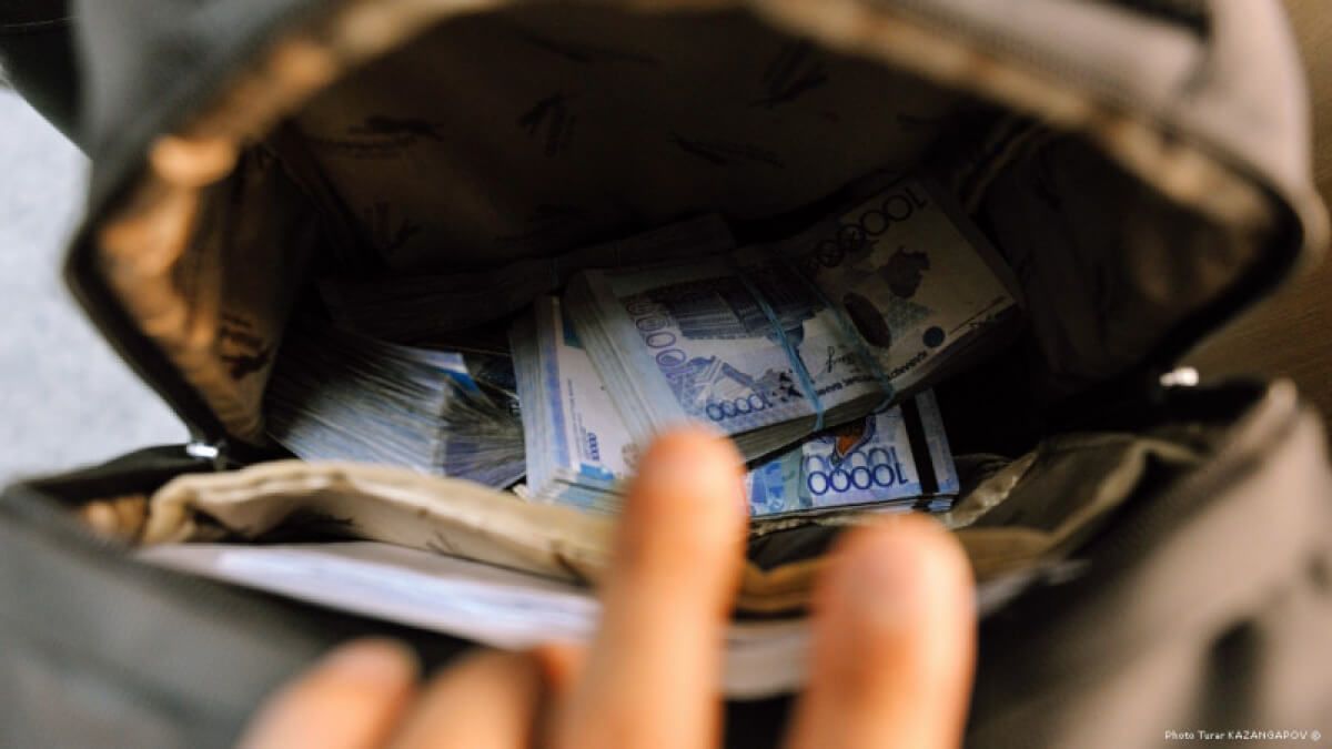 Түркістанда күйеуінен жасырып, көңілдесіне ақша беріп келген әйелді полиция әшкереледі