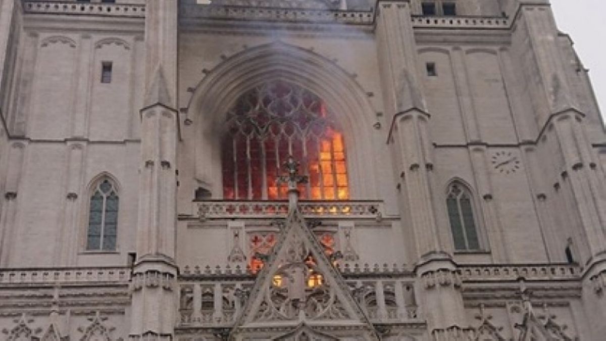 Францияда атақты шіркеу өртенді