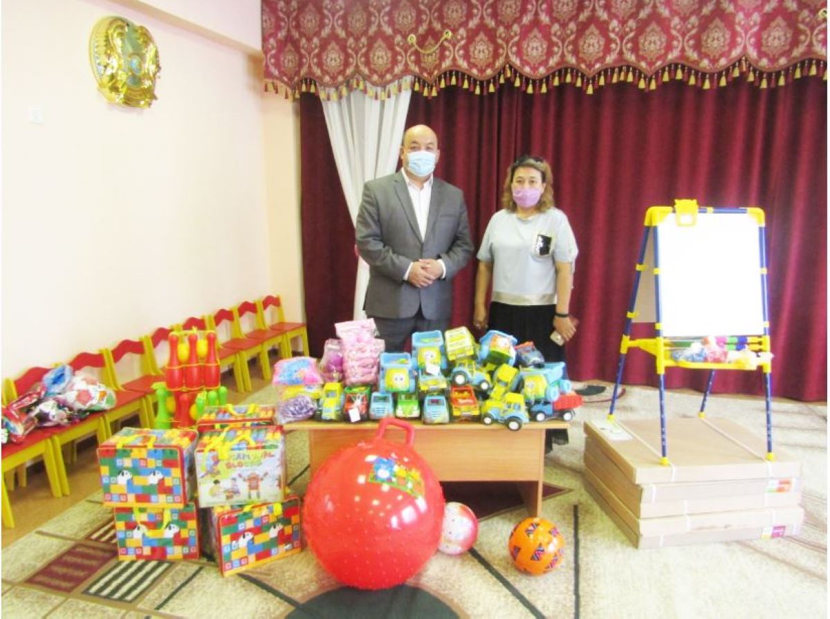 Балаларға ойыншық сыйлады