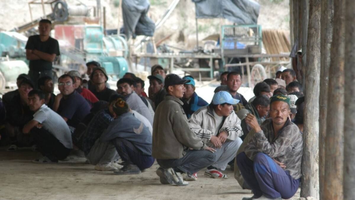 «Жұмыссыздарға триллион теңгені таратып берейік» – депутат