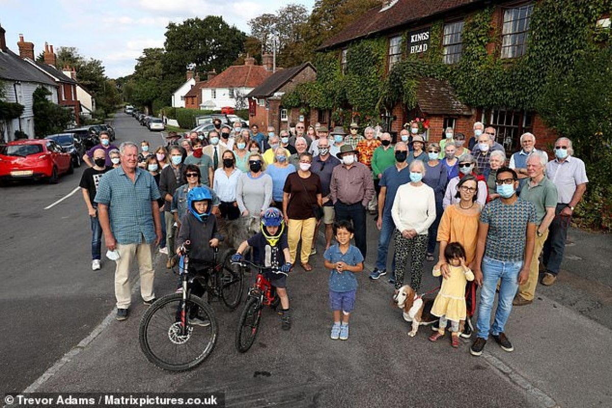 Англиядағы ауыл тұрғындары қазақстандық олигархқа қарсы наразылыққа шықты