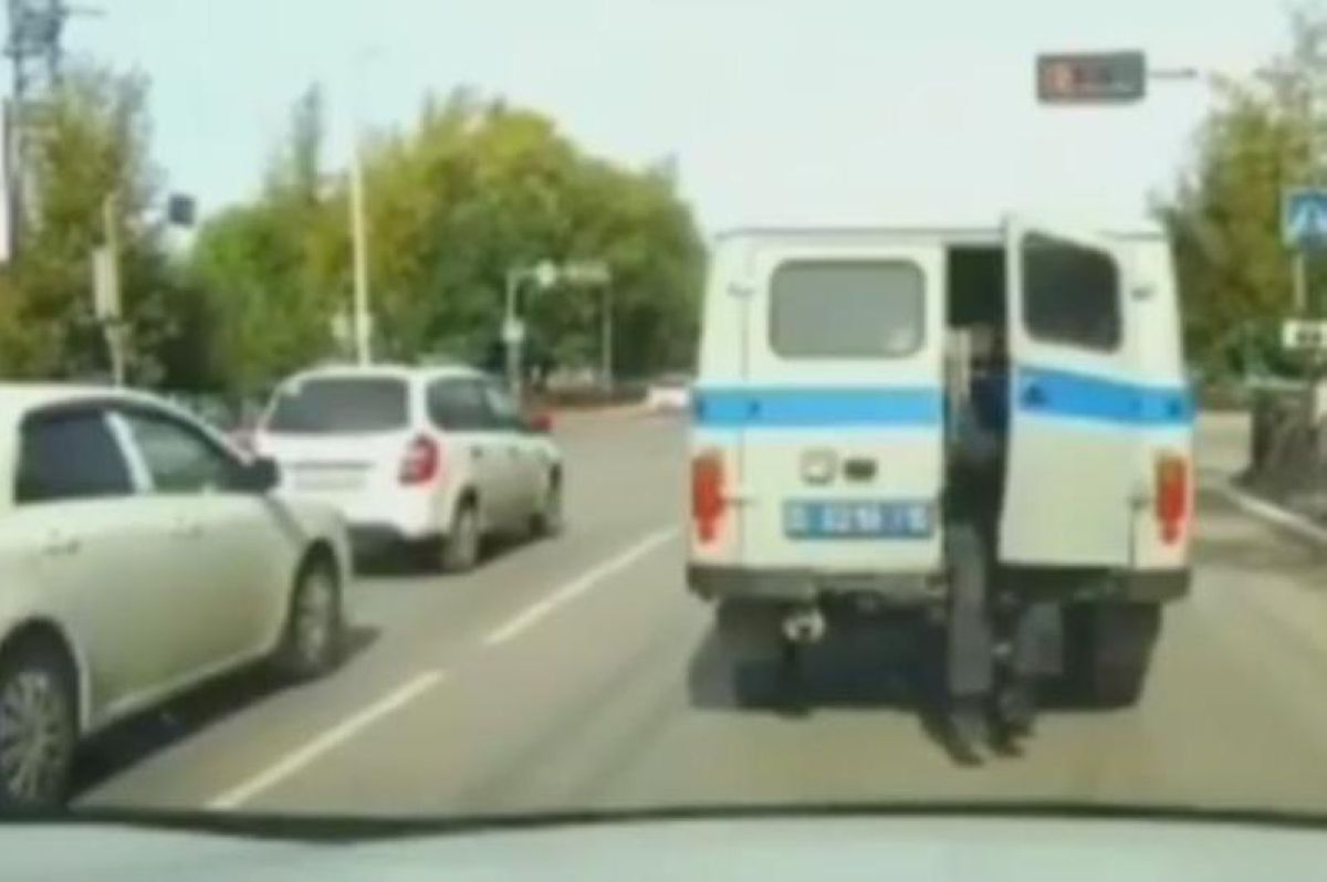 Күдікті есігі дұрыс жабылмаған полиция көлігінен түсіп, қашып кеткен
