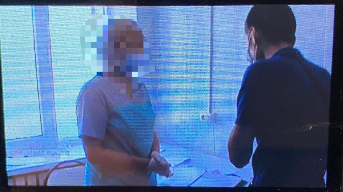 Атырауда жалған вакцина паспортын жасаған емхана қызметкері ұсталды