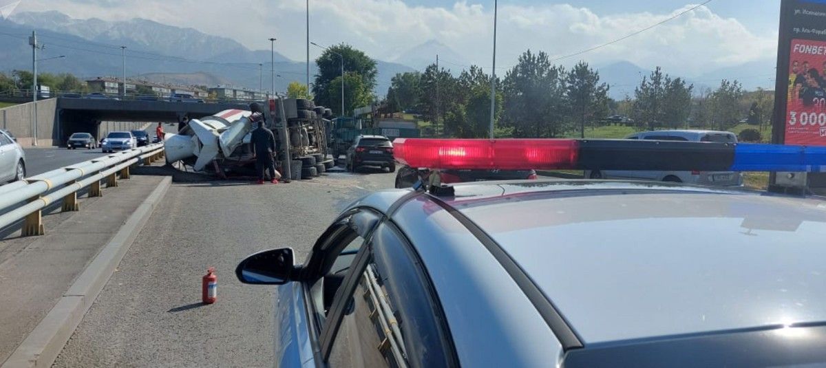 Алматы КамАЗ бен 2 көлік соқтығысты