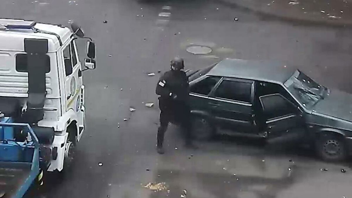 Бұзақылар 7 қару-жарақ дүкенін басып алды