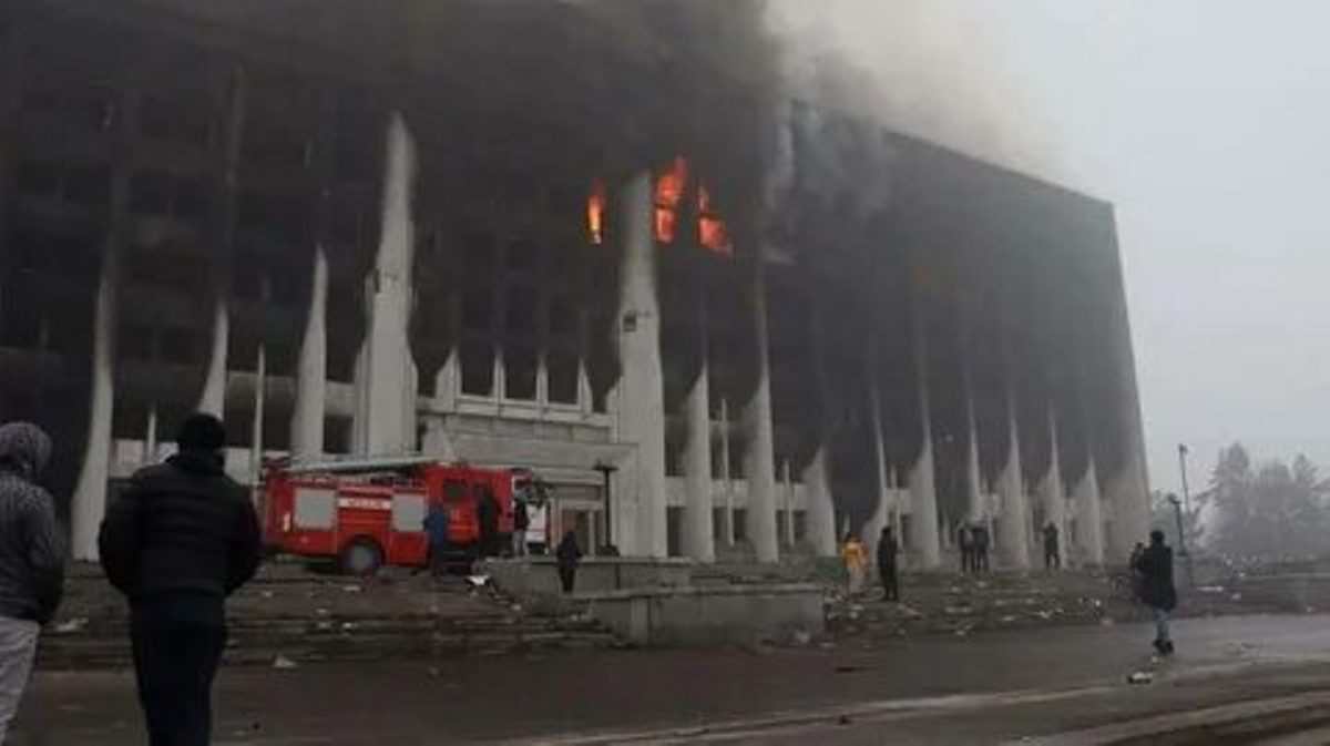 Алматы әкімдігін өртеген сәттен тағы бірнеше видео жарияланды