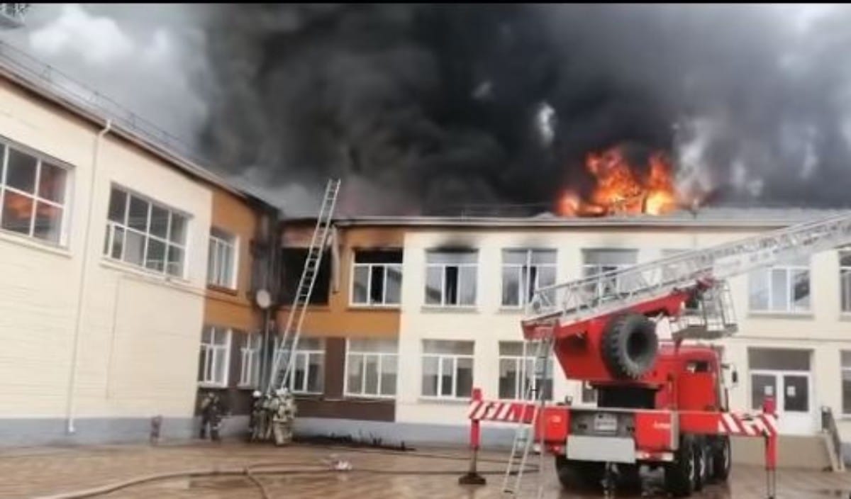 Павлодарда мектеп өртеніп, 500-ден астам оқушы эвакуацияланды – видео