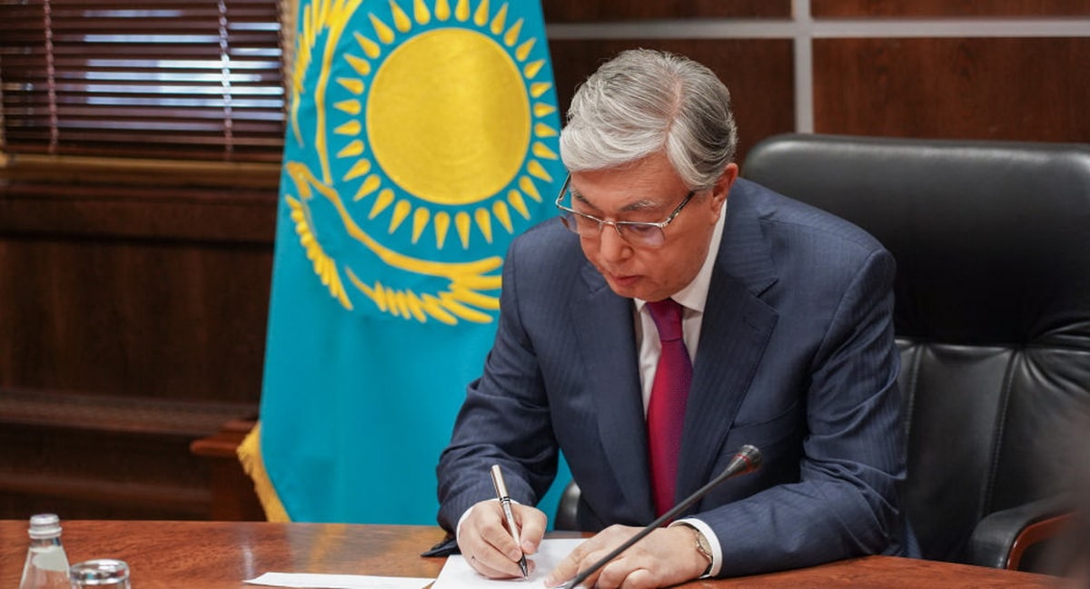 Тоқаев әлеуметтік желілер мен кибербуллинг туралы заңға қол қойды