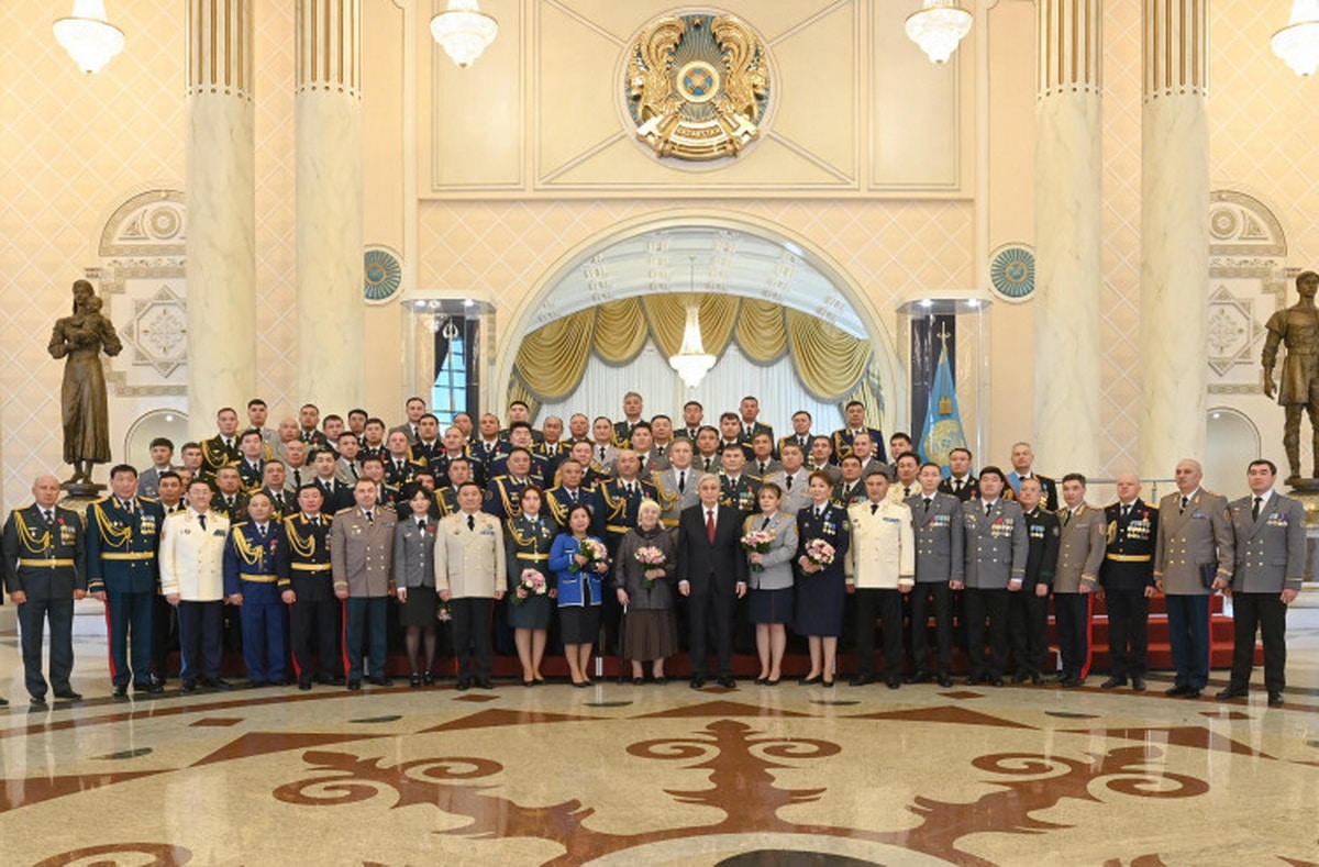 Тоқаев мемлекеттік наградалар, жоғары әскери және арнаулы атақтар, сыныптық шендер беру рәсіміне қатысты