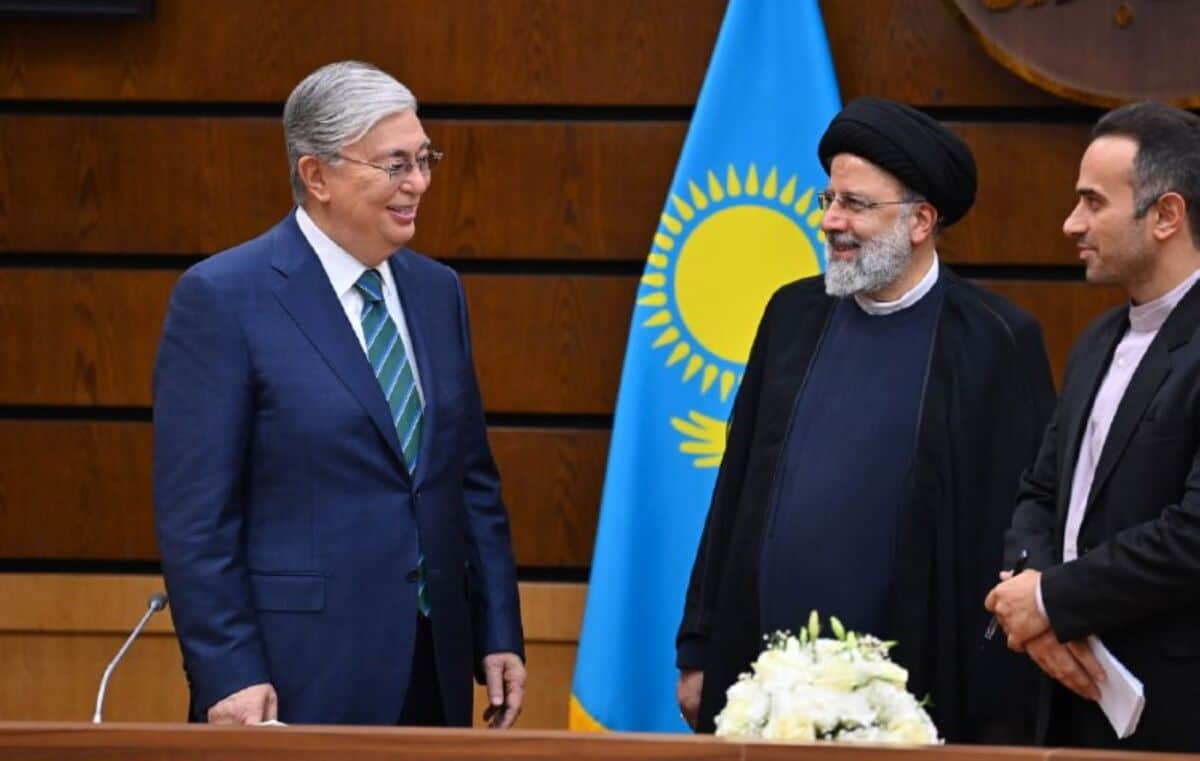 Қасым-Жомарт Тоқаев пен Ибрахим Раиси Қазақстаннан Иран арқылы Түркияға баратын алғашқы контейнерлік пойызды жөнелтті