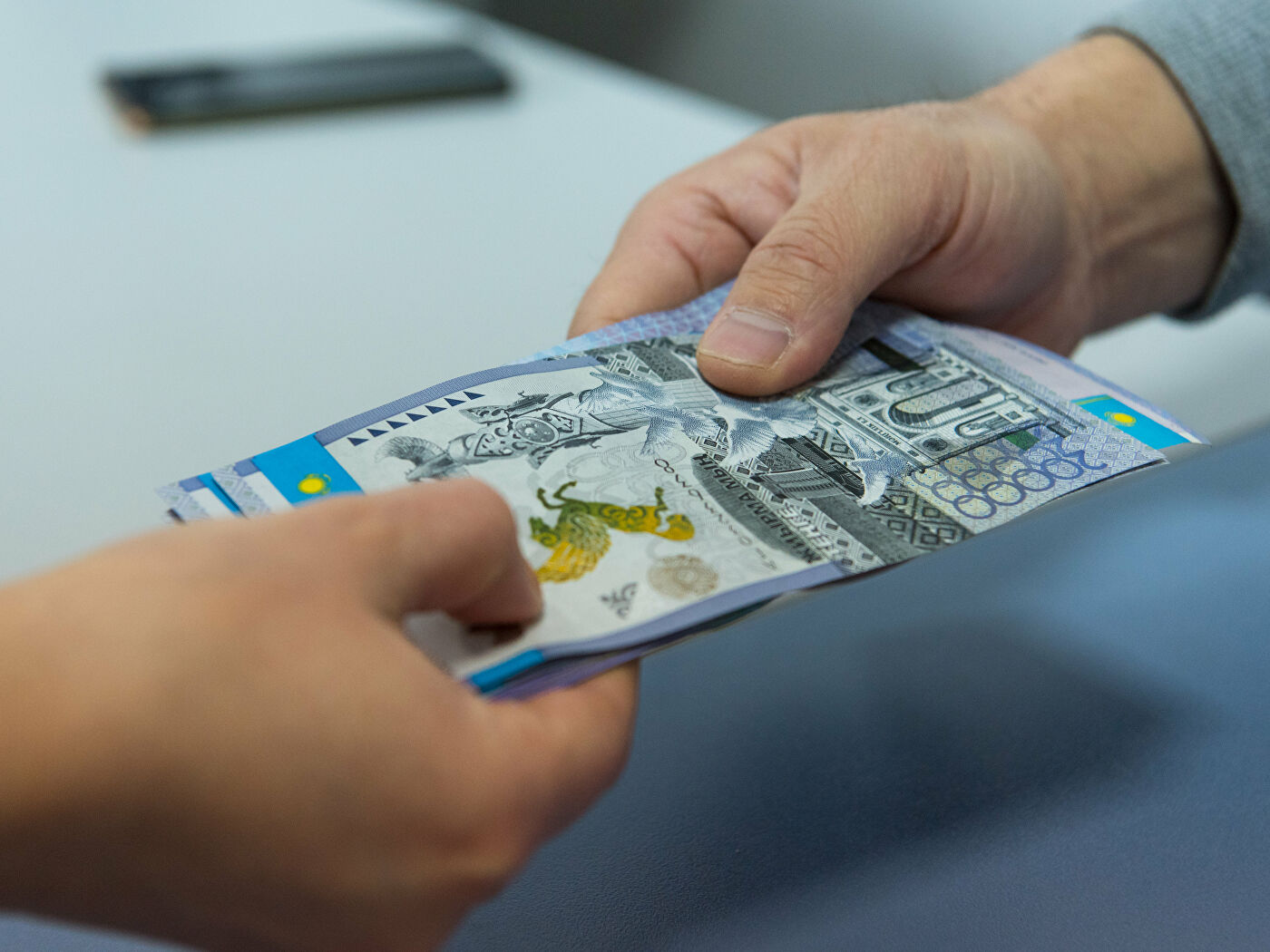 ТЖД лауазымды қызметкері елордадағы стадионды жарамсыз деп тану үшін 5 миллион теңге пара алған