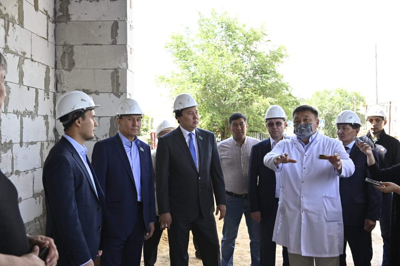Мәжіліс депутаттары Ақтөбедегі көпқабатты үйлердің құрылысымен танысты