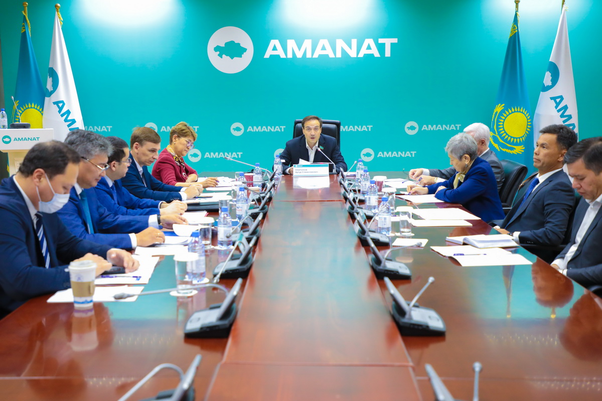 «AMANAT»-тың Партиялық бақылау комитеті жергілікті жердегі шенеуніктерді бағаның өсуіне байланысты жауапкершілікке тартуды тапсырды