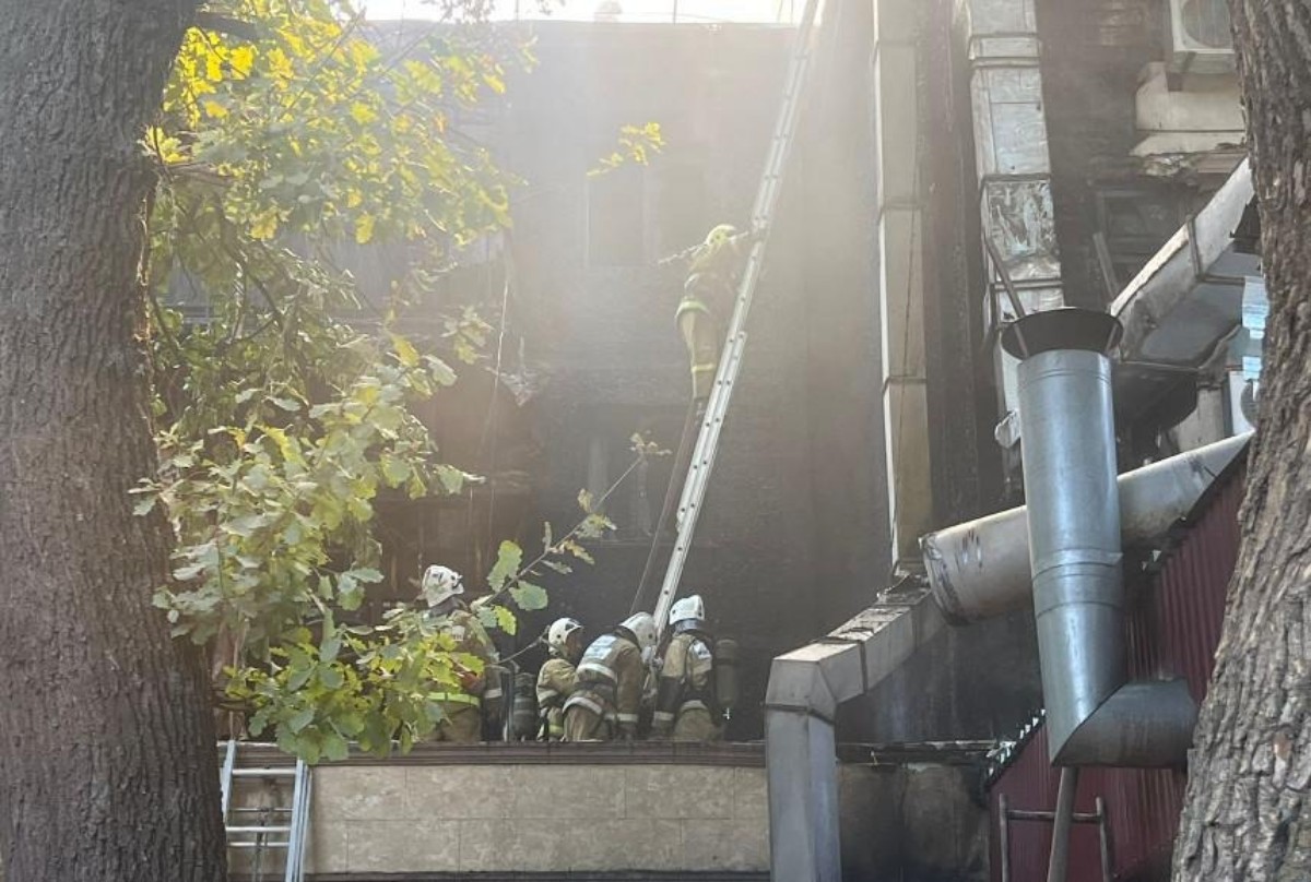 Шымкентте көпқабатты тұрғын үй өртенді