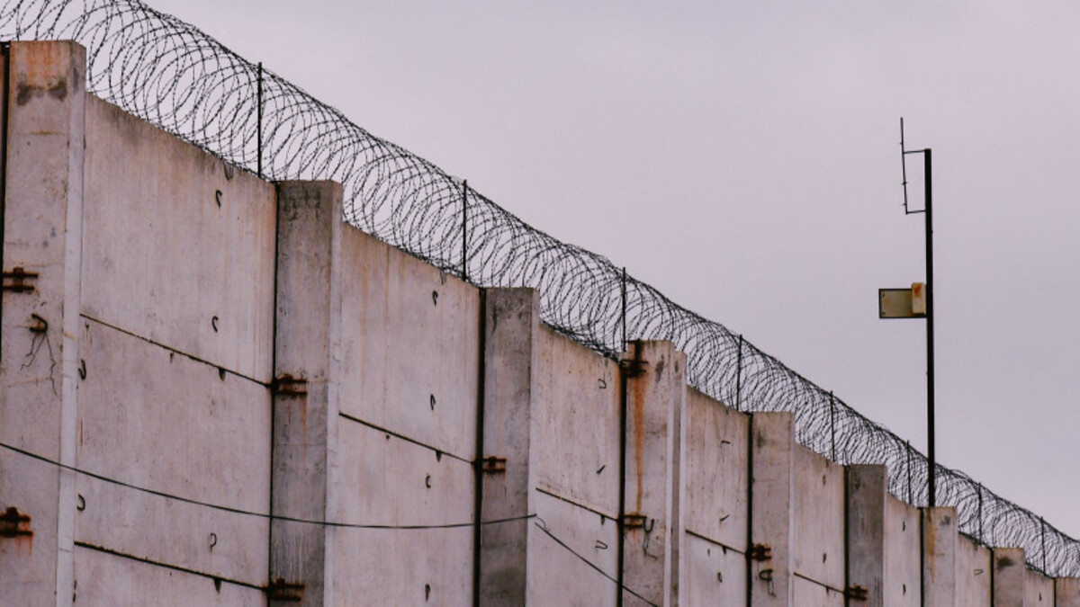 Түрме қызметкерлерін жарақаттады