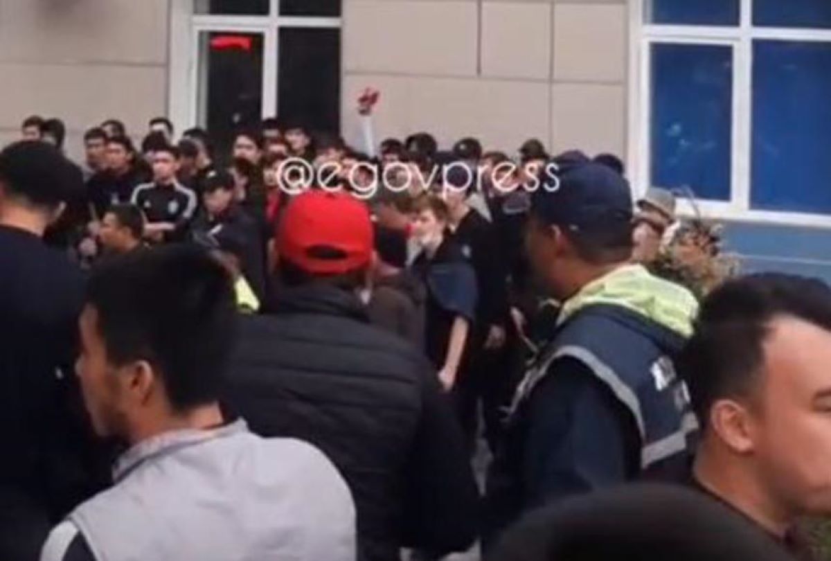 "Ақтөбе" футбол жанкүйерлері енді Шымкентте жанжал шығарды