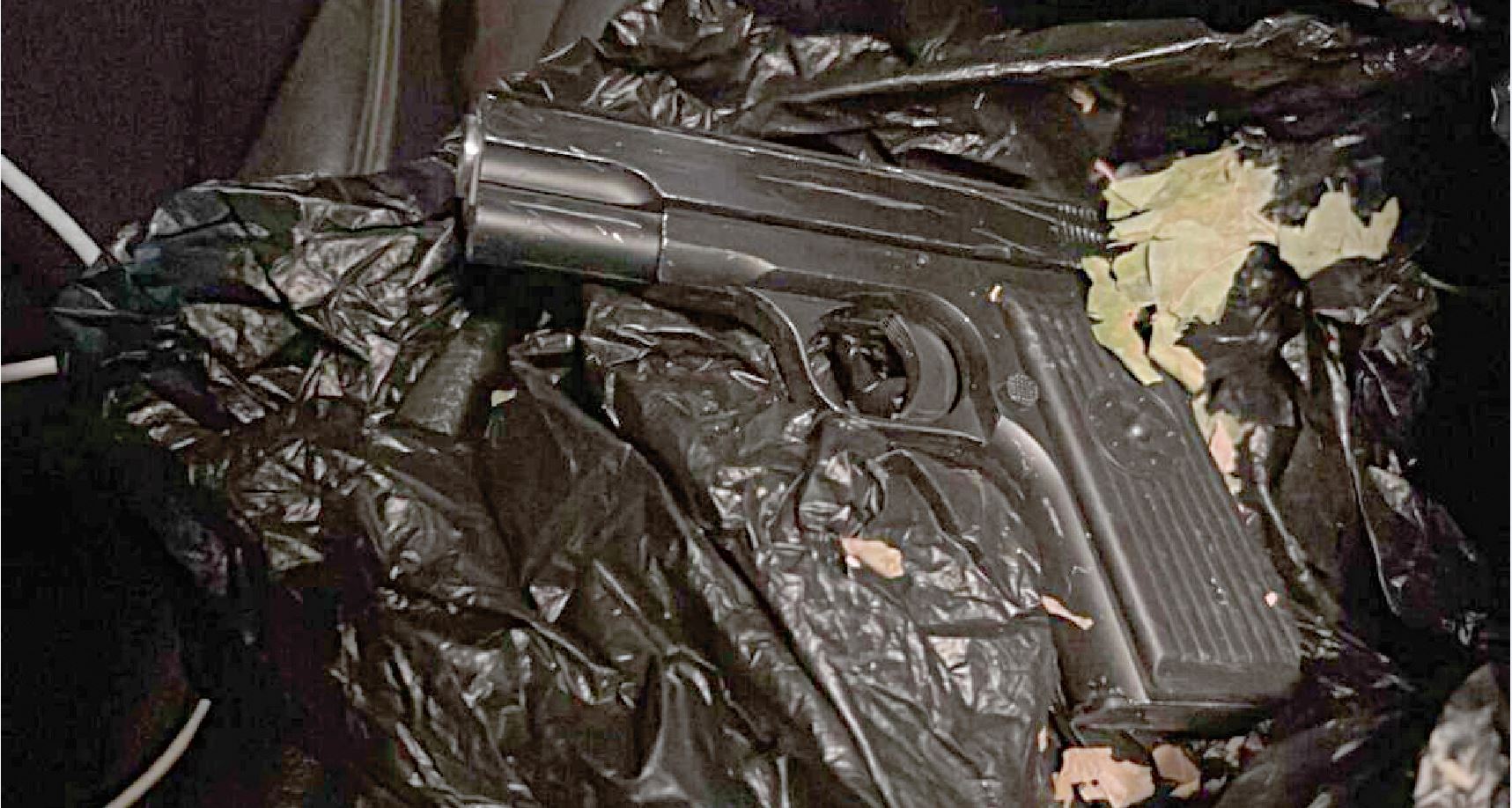 Ойыншық тапаншамен қорқытқан