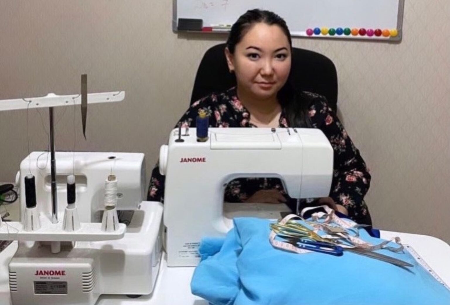 Тігіншілікпен ісін дөңгелетіп отырған астаналық студент