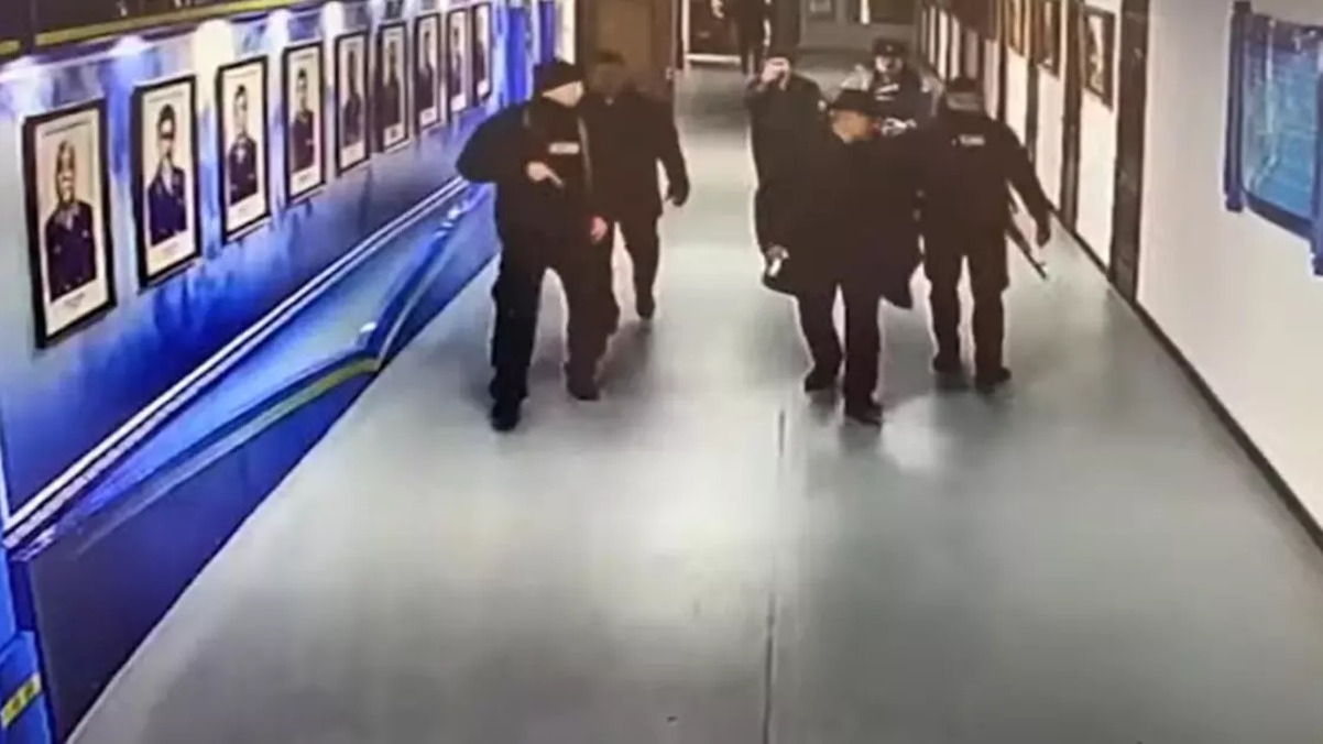 Қаңтар оқиғасы: Алматы облыстық Полиция департаменті экс-басшысының жұмыс орнын тастап кеткен видеосы жарияланды