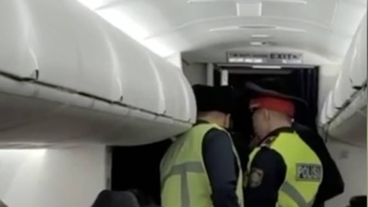 Астана-Шымкент рейсінің мас жолаушысы ұшақтан түсірілді