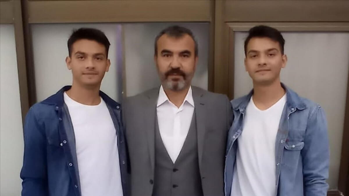 «Әке, мен мұндамын, бірақ ауа жетпей жатыр»: Түркияда үйінді астында егіздер қаза тапты