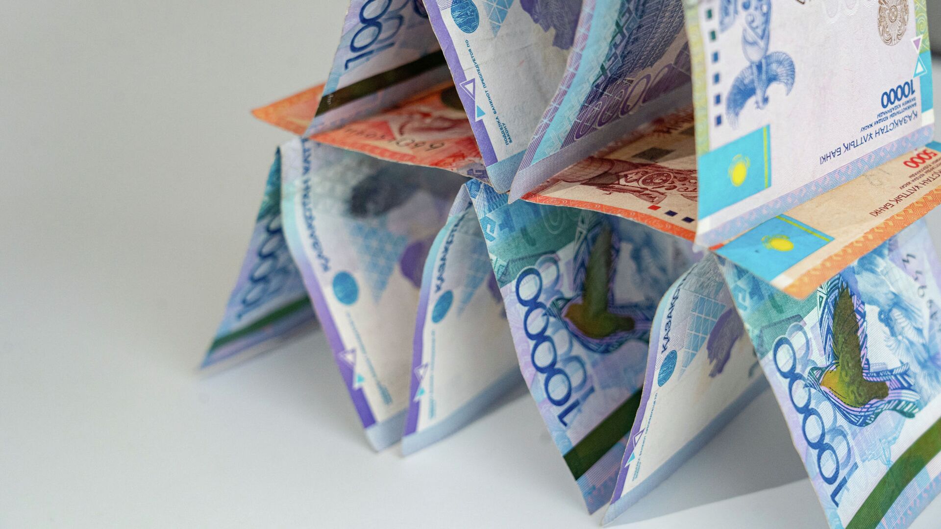 Алматыда мемлекетке 6 млрд теңге залал келтірген қаржы пирамидасының 16 адамы сотталды