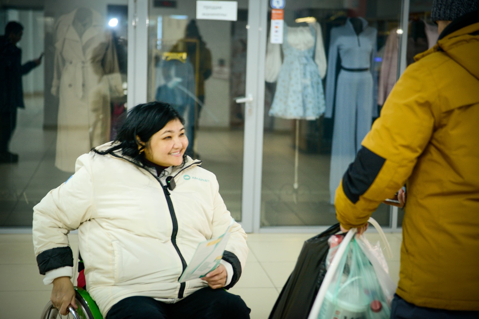 «AMANAT»: Оралдағы сайлауалды штаб мүшелері сауда үйінде үнпарақ таратты