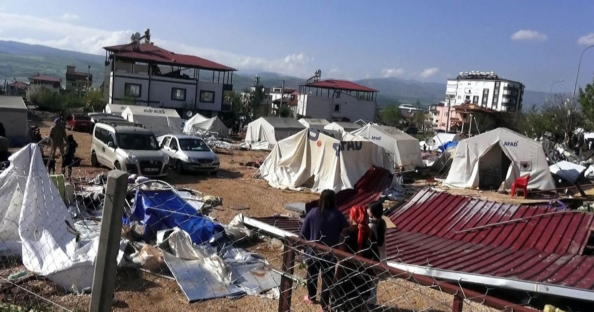 Түркияда зілзаладан зардап шеккендер дауылдан кейін шатырсыз қалды