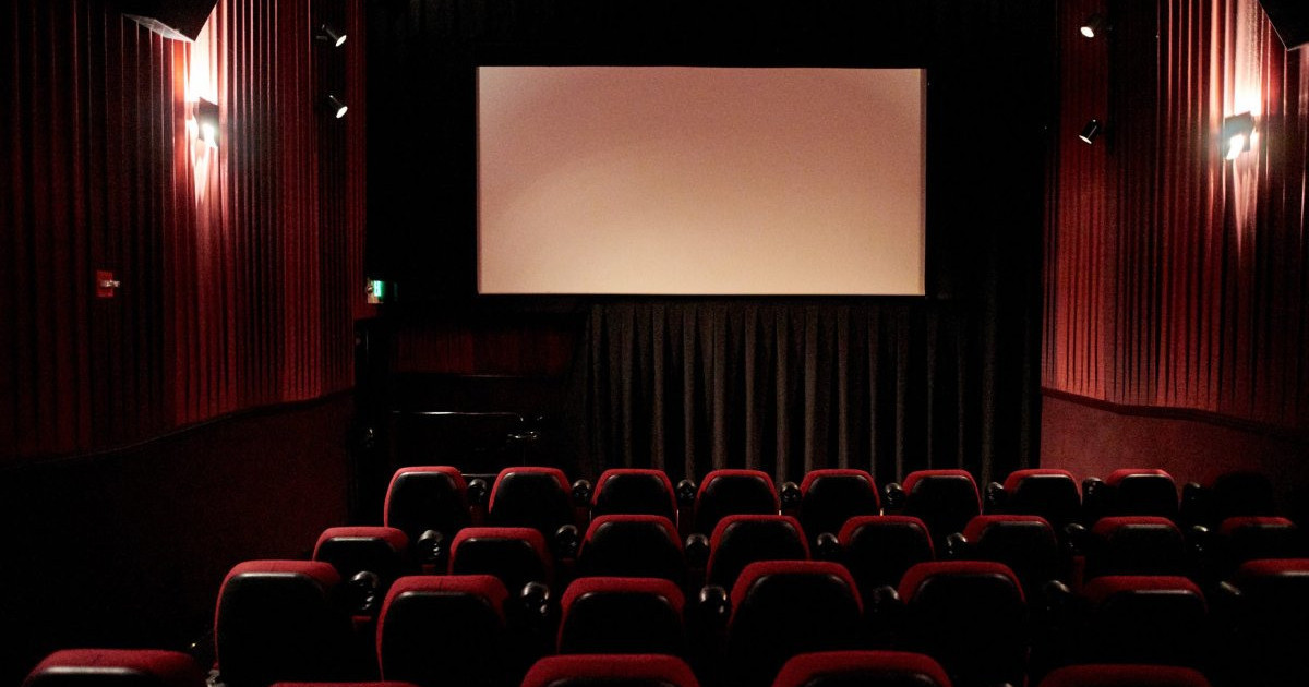 Алматыда кино көруге келген 20 жастағы бойжеткенді үш жігіт жабылып зорлаған