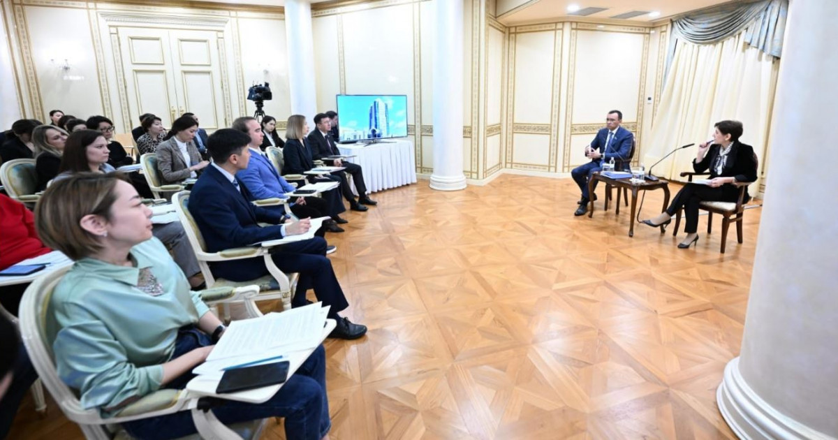 Жас сарапшылармен кездесті