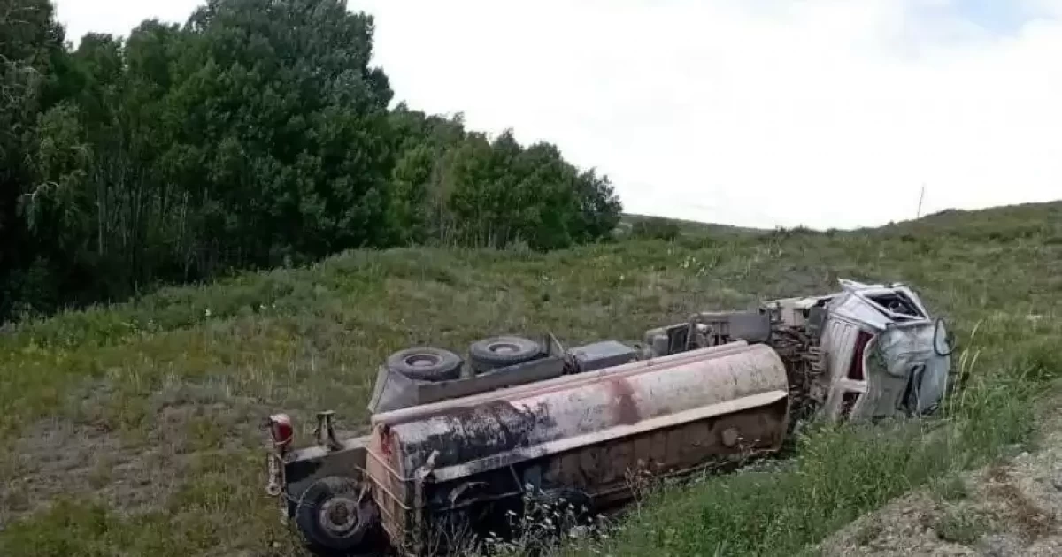 ШҚО-да күкірт қышқылын тиеп бара жатқан жүк көлігі аударылды