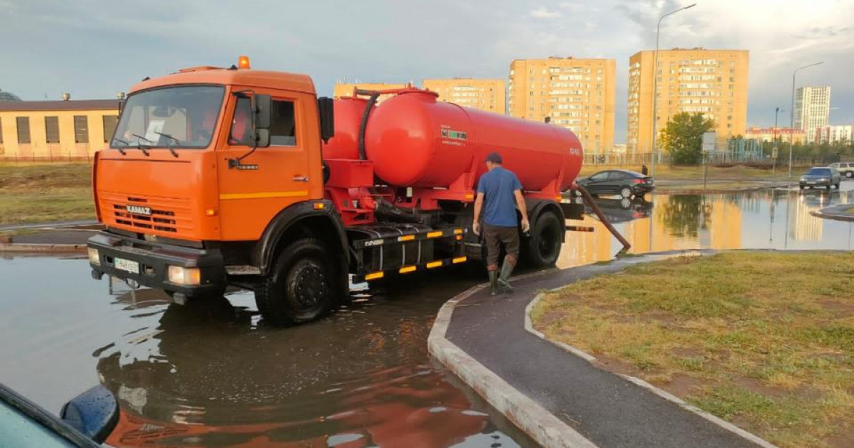 Елорда көшелерін жаңбыр суынан тазартуға 100-ден астам арнайы техника жұмылдырылды