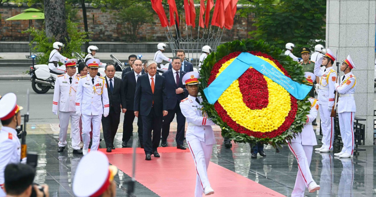 Ұлт қаһармандарының монументіне гүл шоғын қойды