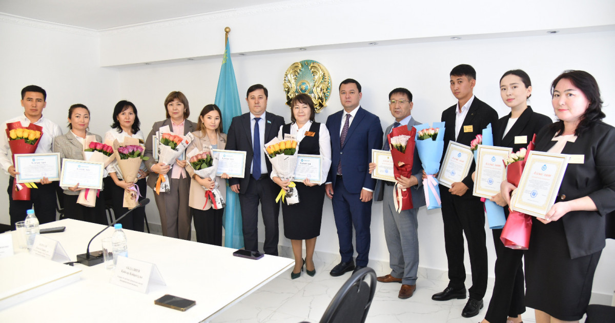 «AMANAT»: Медициналық колледж мұғалімдерін мерекесімен құттықтады