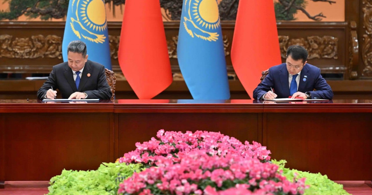 Қазақстан мен Қытайдың делегация мүшелері бірнеше құжатқа қол қойды