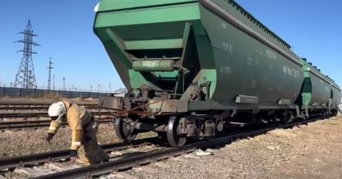 СҚО-да өрт сөндіруші 23 тонналық вагонды қолымен сүйреді