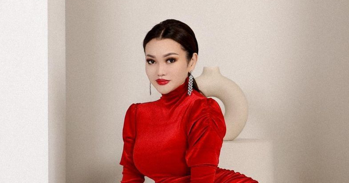 Ерке Есмахан сахнада киген көйлектерін сатуға шығарды