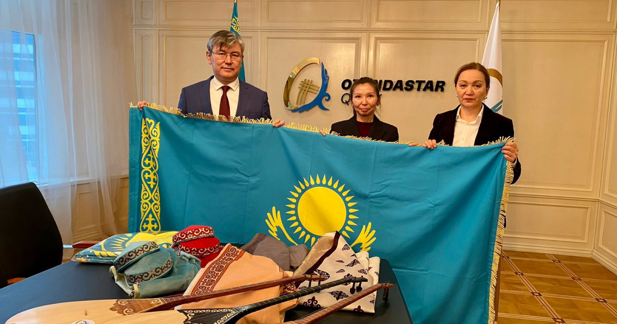 Қандастарға құнды сыйлық толы қоржын тарту етті