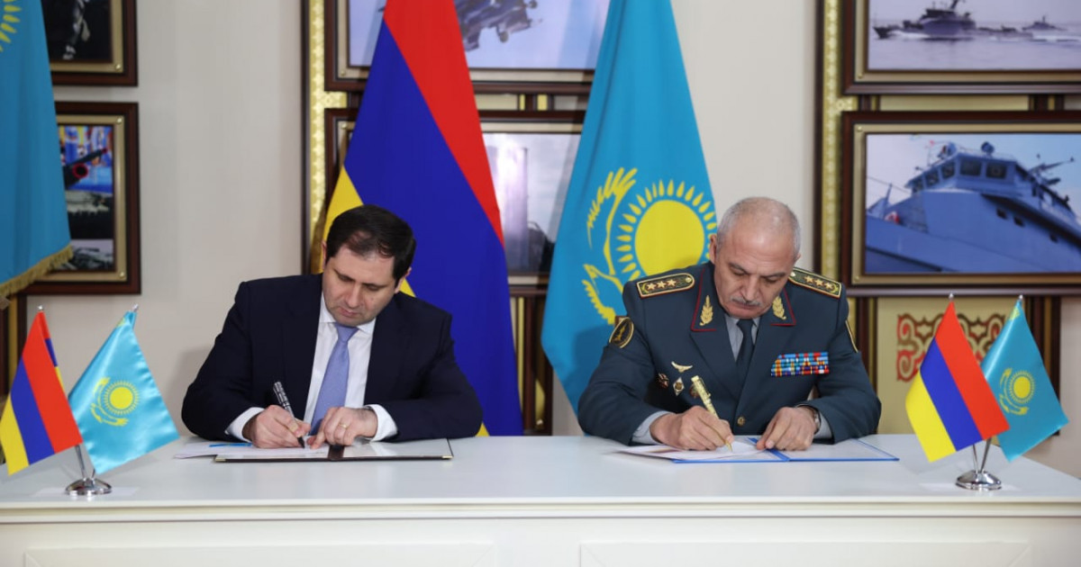 Қорғаныс министрі армениялық әріптесімен кездесті