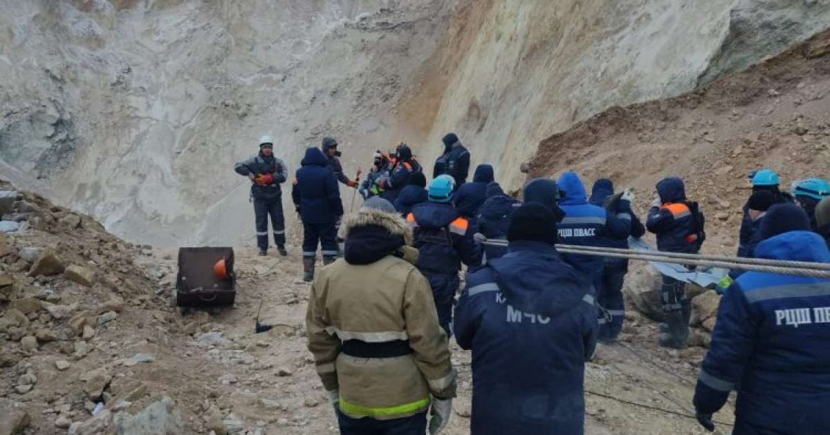 Майқайыңдағы апат: шұңқырдан табылған заттарды жоғары шығарып жатыр