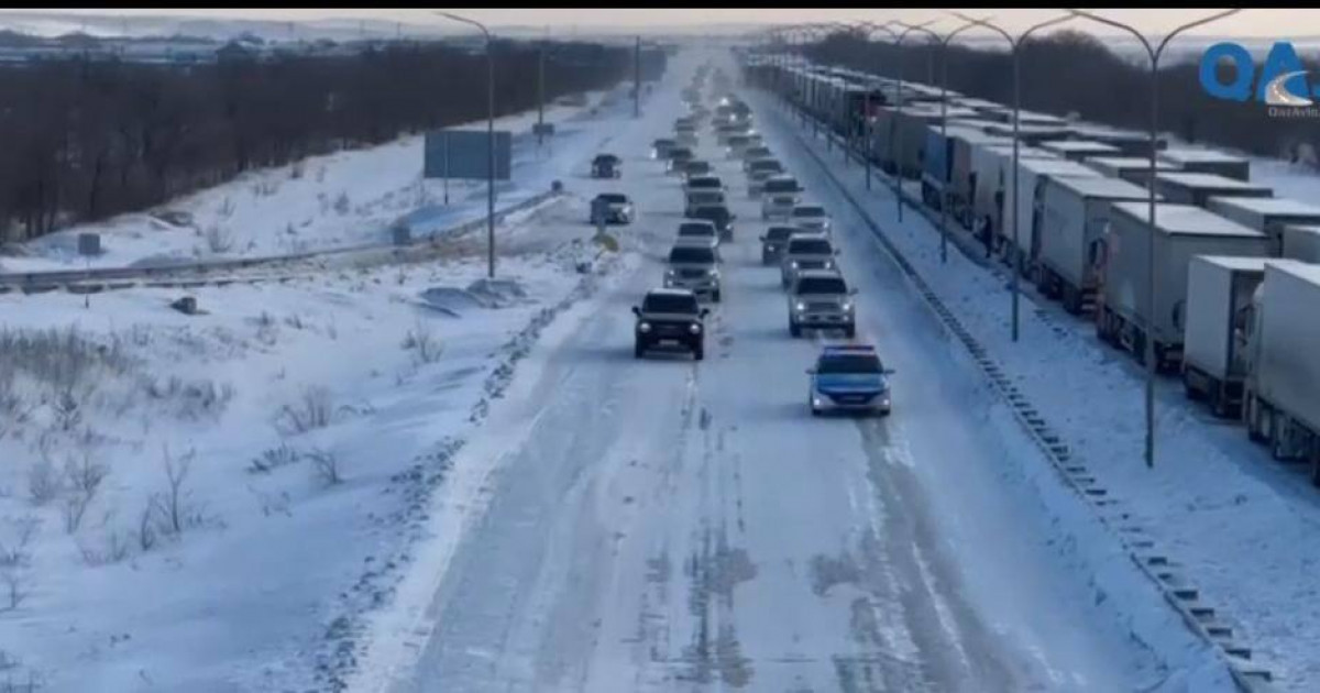 Ақтөбе облысындағы жолда көлік кептелісі 30 шақырымға дейін созылып жатыр