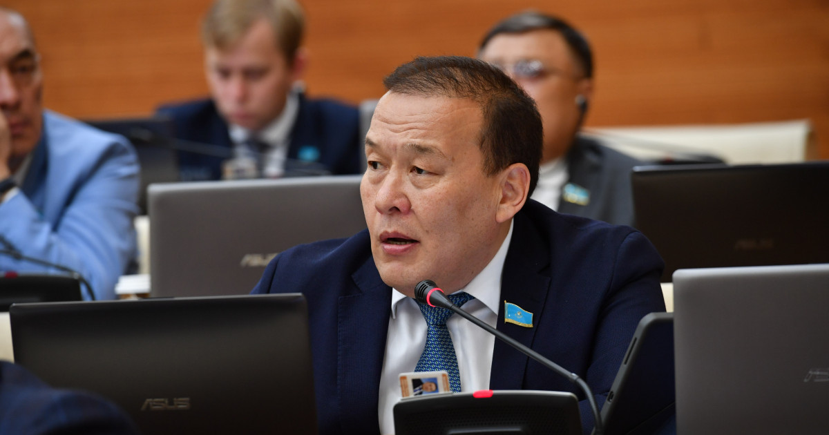 Депутат: Білім беру ұйымдарында ресми тіркелмеген адамдарға жалақы аударылған