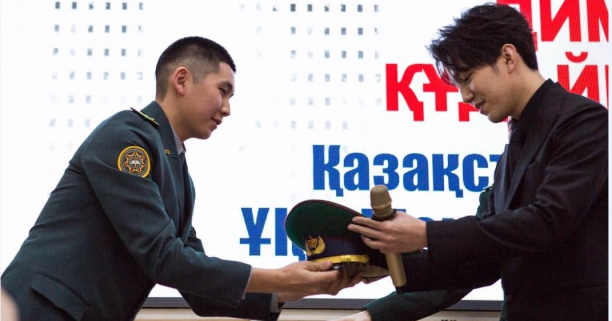 Димаш шекарашы курсанттармен кездесті