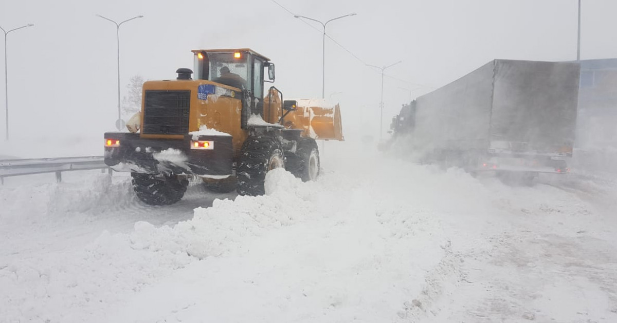 Қар көшкіні, боранға байланысты екі облыста жол жабылды