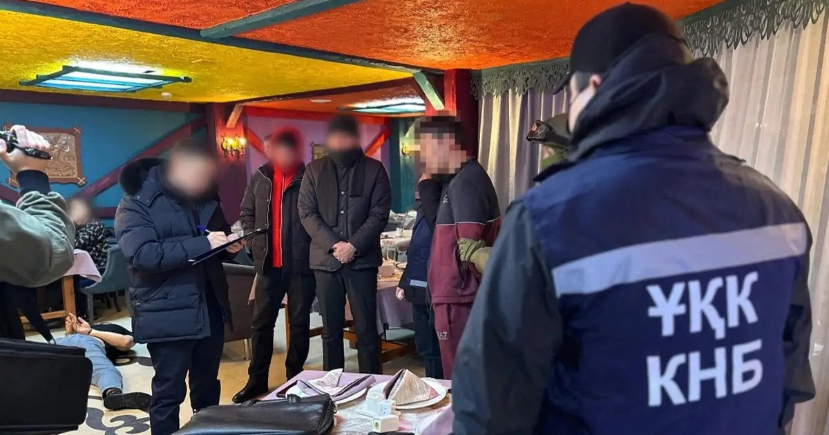 Ақмола облысында кәсіпкерлерден ақша бопсалаған екі ер адам ұсталды